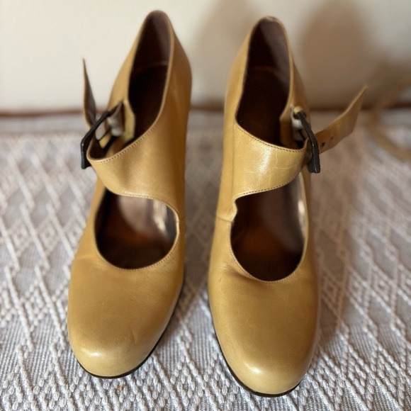 Donald J. Pliner Camel Leather Beweled Buckle Mary Jane Heels Size 7. 3 1/4” - Picture 2 of 9